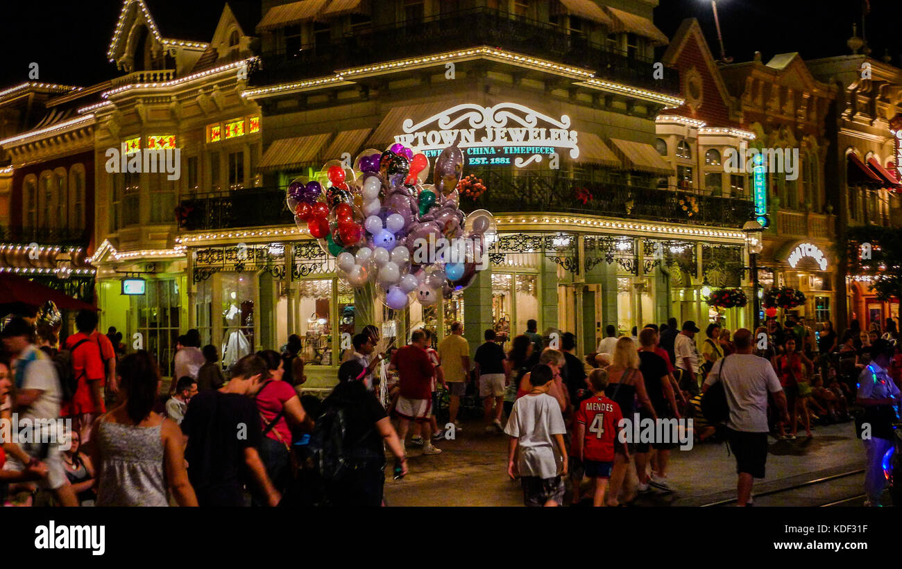 Multitudes de personas, tarde tiempo en Magic Kingdom, Disney World, Florida, EE.UU. Foto de stock