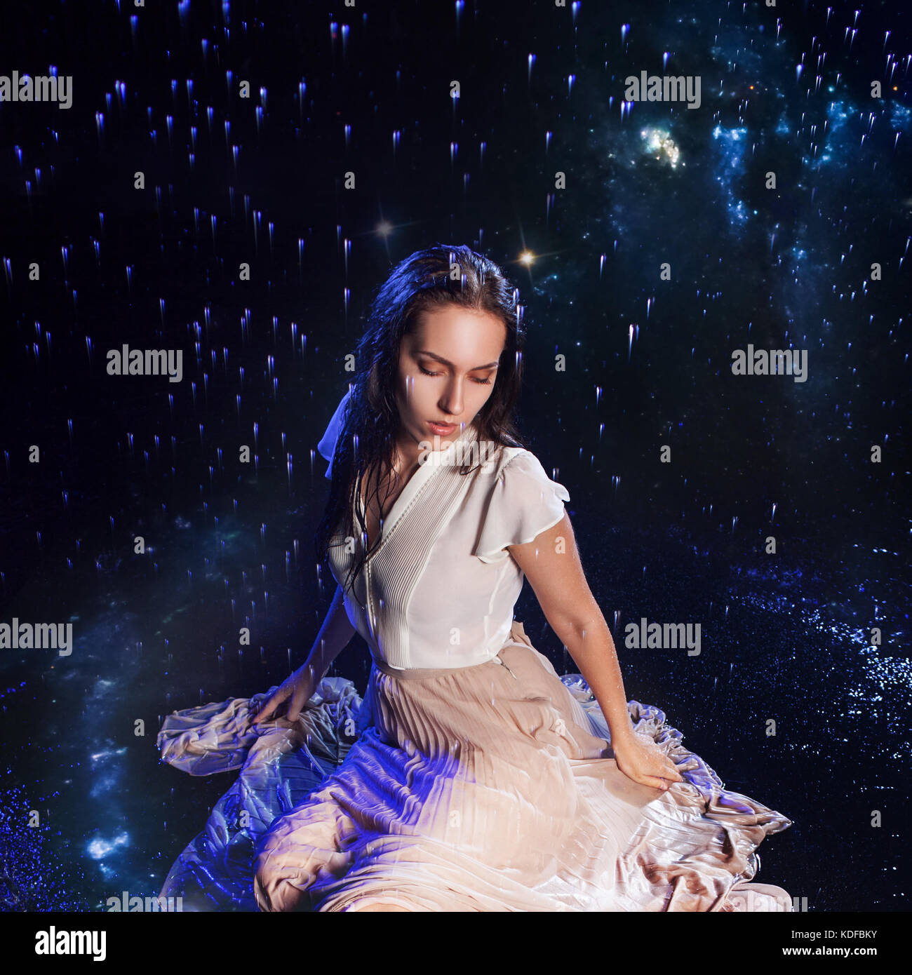 Arte fotográfico, joven mujer sueños a cielo estrellado. elementos de esta imagen proporcionada por la NASA. Foto de stock