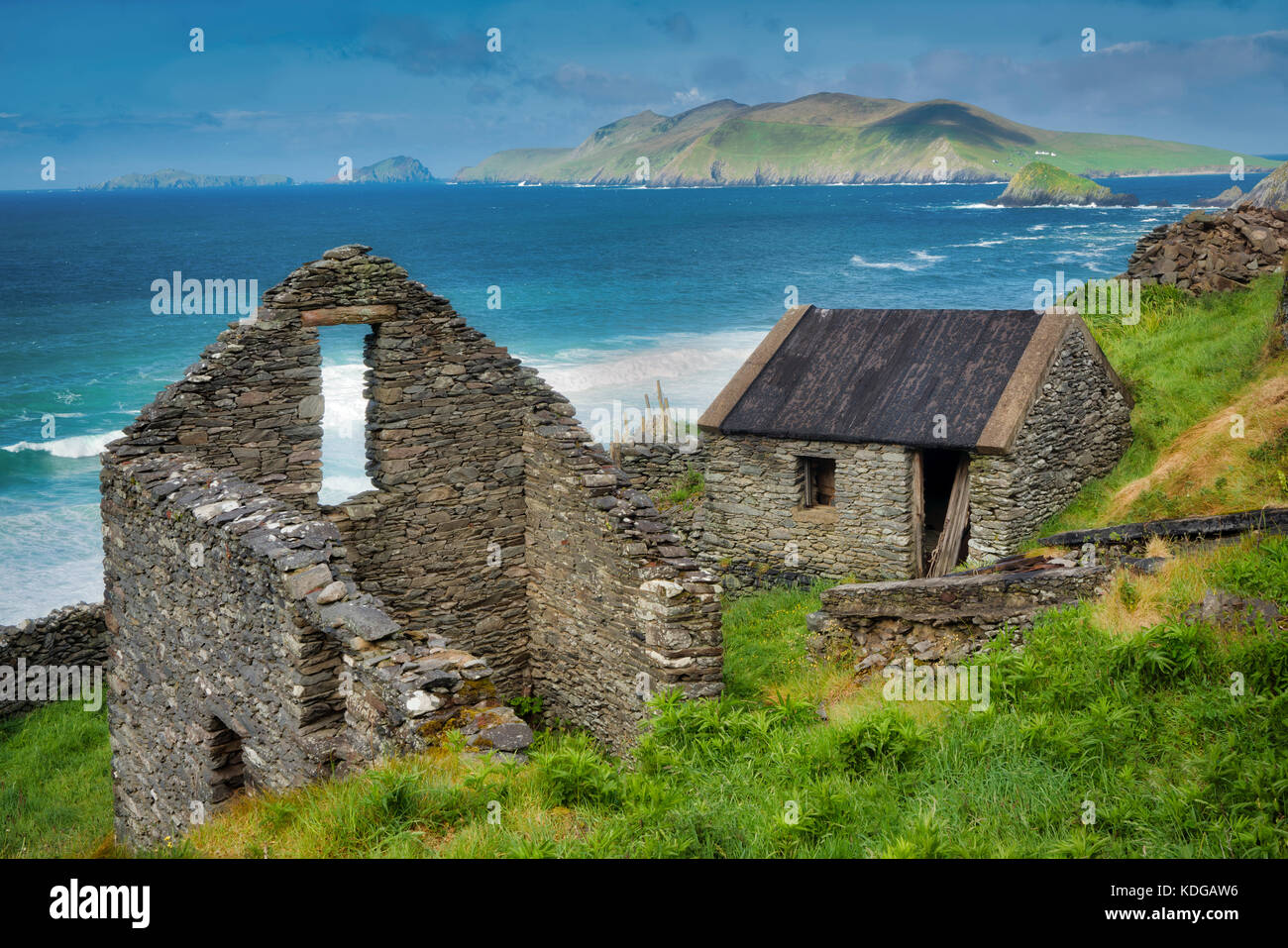 Casa de piedra en ruinas. Slea Head duro. El condado de Kerry, Irlanda Foto de stock