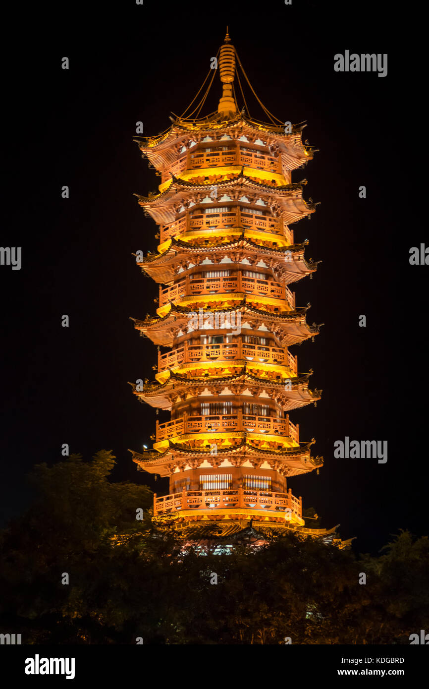 La pagoda del dragón de madera sobre el lago mulong, Guilin, Guangxi, China Foto de stock