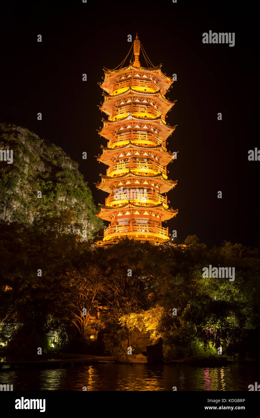 La pagoda del dragón de madera sobre el lago mulong, Guilin, Guangxi, China Foto de stock