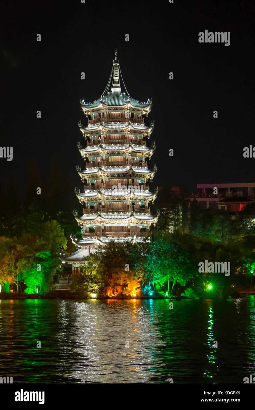 La pagoda de la luna sobre el lago shan, Guilin, Guangxi, China Foto de stock