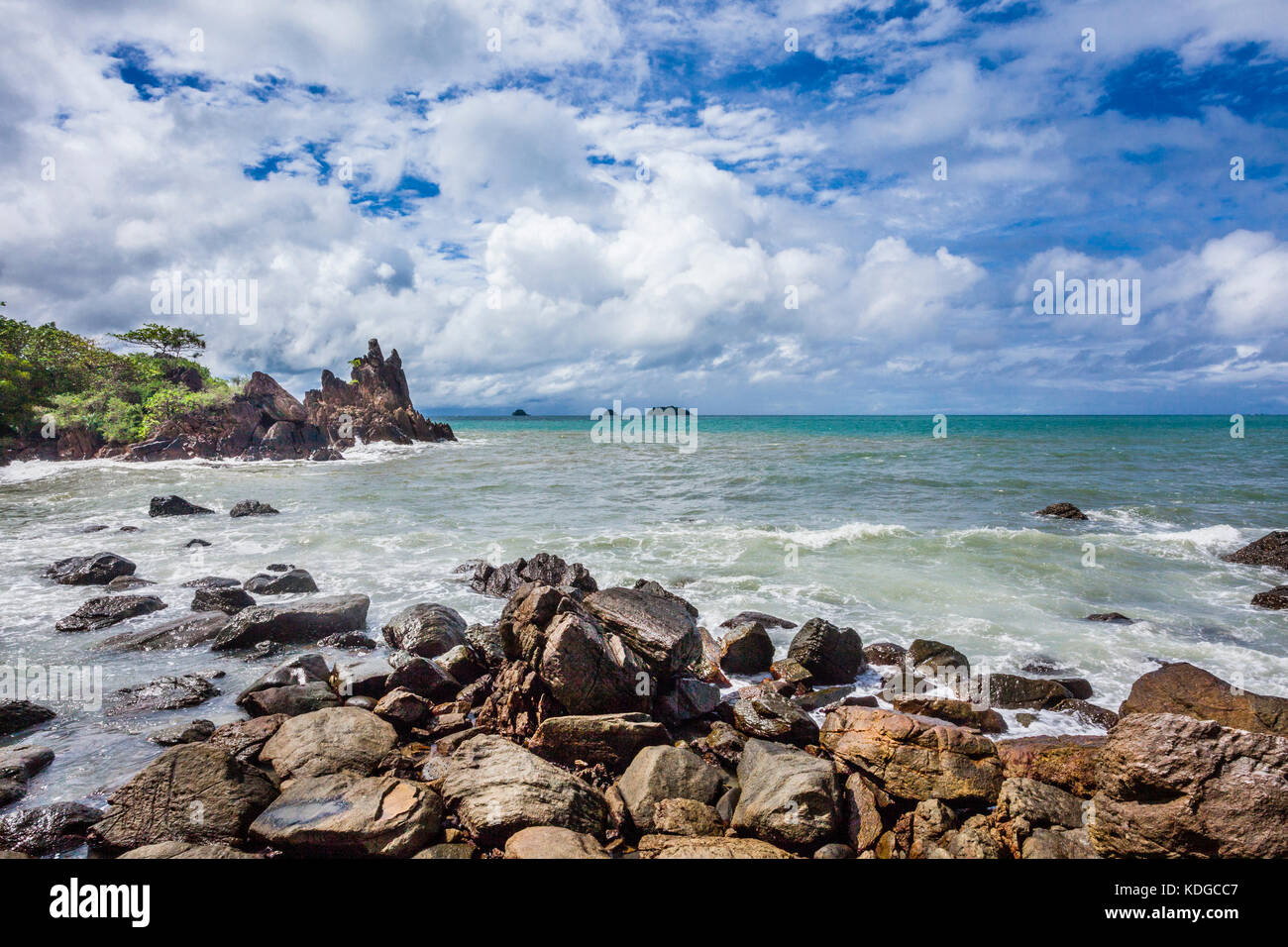Tailandia, la provincia de Trat,, la isla tropical de Koh Chang en el Golfo de Tailandia, costa rocosa en el Cabo Chai Chet Foto de stock