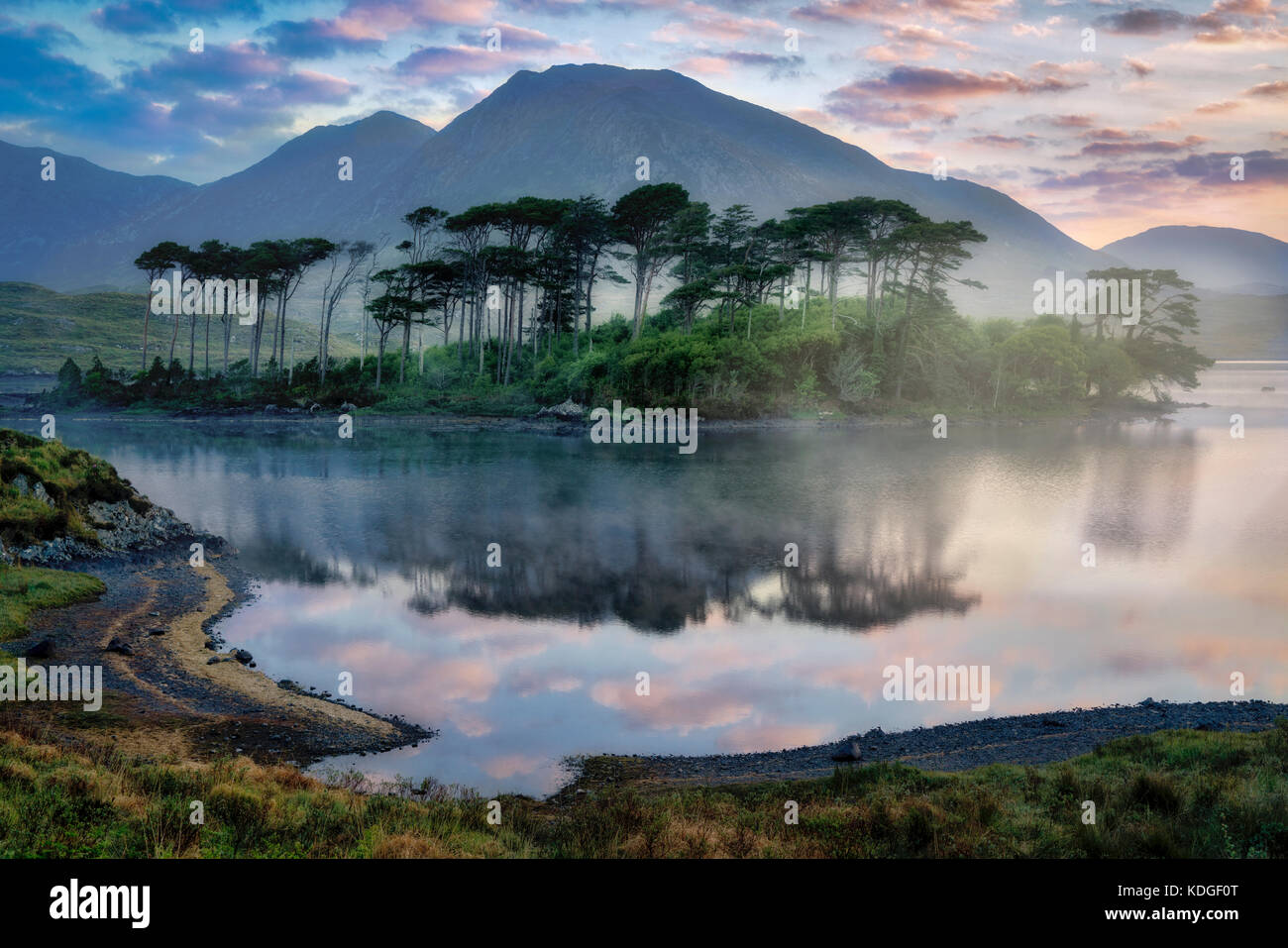Amanecer en loch derryclare/Lago con algunas de las 12 ben montañas. El condado de Galway, Connemara, Irlanda Foto de stock