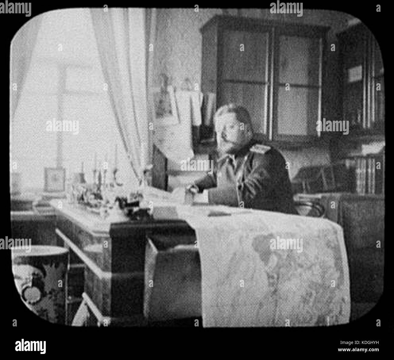 M. Kamorsky oficial ruso en su escritorio con gran mapa extendido de Jabarovsk LCCN2004708073 Foto de stock