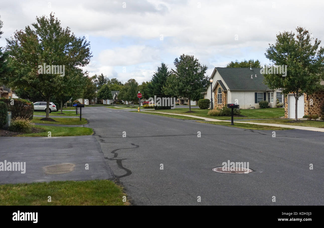 Zona residencial en los estados Unidos, vista a la calle, con césped, Nueva Jersey. Foto de stock