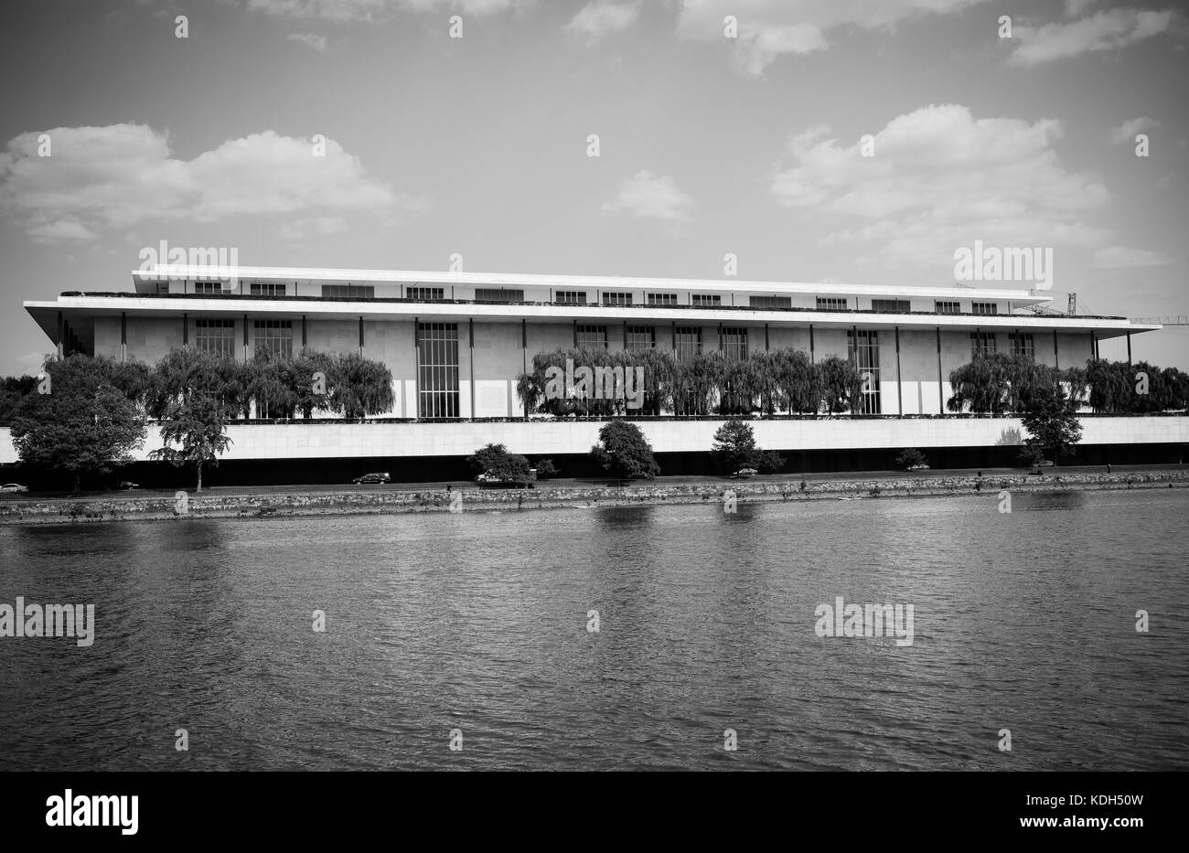 El famoso John F. Kennedy Performing Arts Center, a orillas del río Potomoc en Washington, DC, EE.UU. Foto de stock