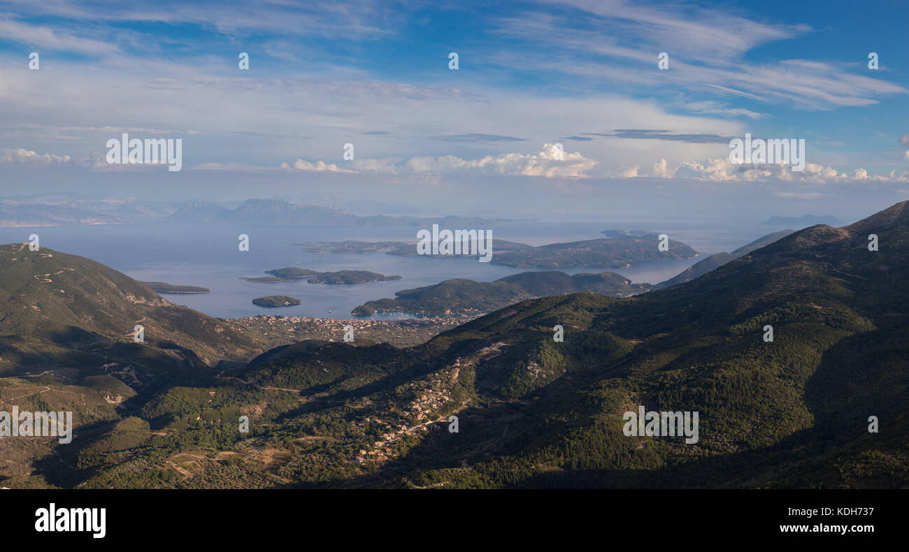 Amplio panorama de griego clásico vistas al mar desde la montaña, en verano, la isla de Lefkada, Grecia. imagen original es de 20500x11000 px en formato DNG y TIFF Foto de stock