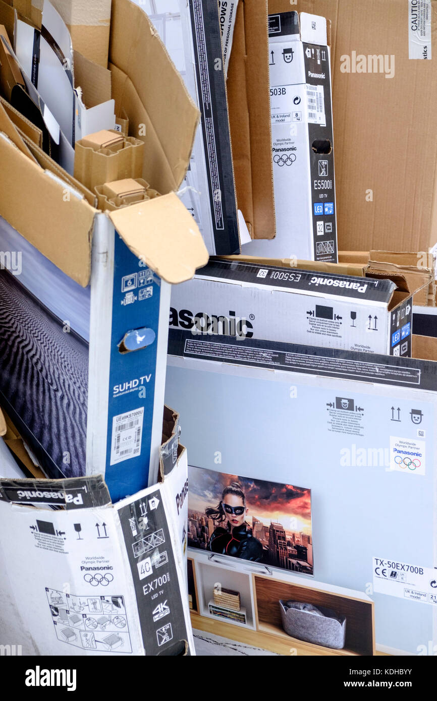 Cajas de cartón para una gran pantalla de televisión Fotografía de stock -  Alamy
