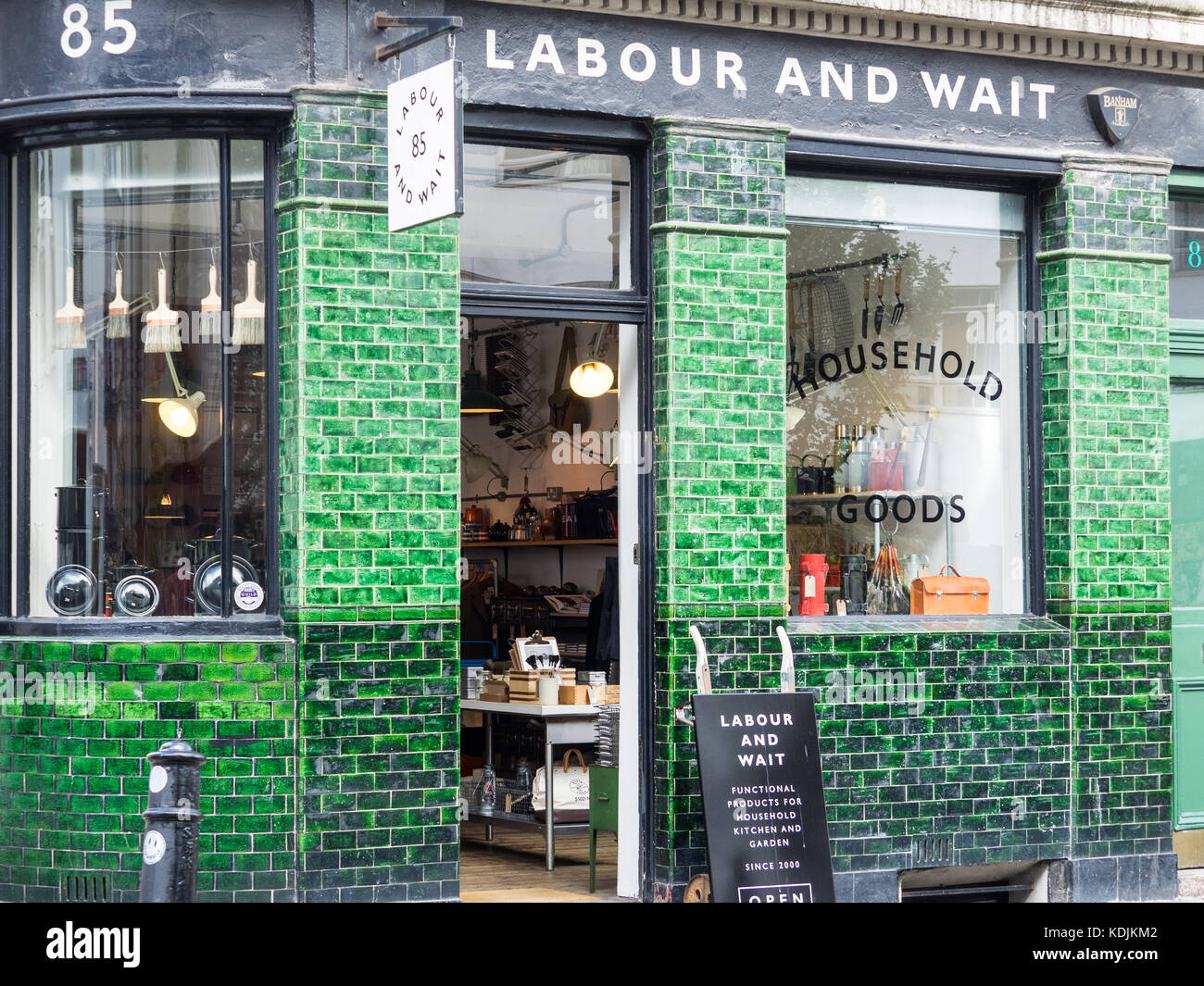 Trabajo y esperar bienes domésticos tradicionales tienda de moda en Shoreditch en East End de Londres Foto de stock