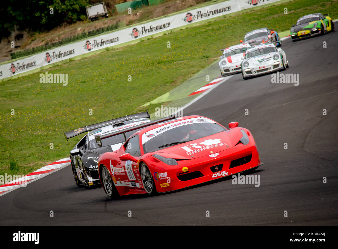 Ferrari, Lamborghini y Porsche touring grupo de touring motorsport coches  sobre la pista en acción durante la carrera Fotografía de stock - Alamy