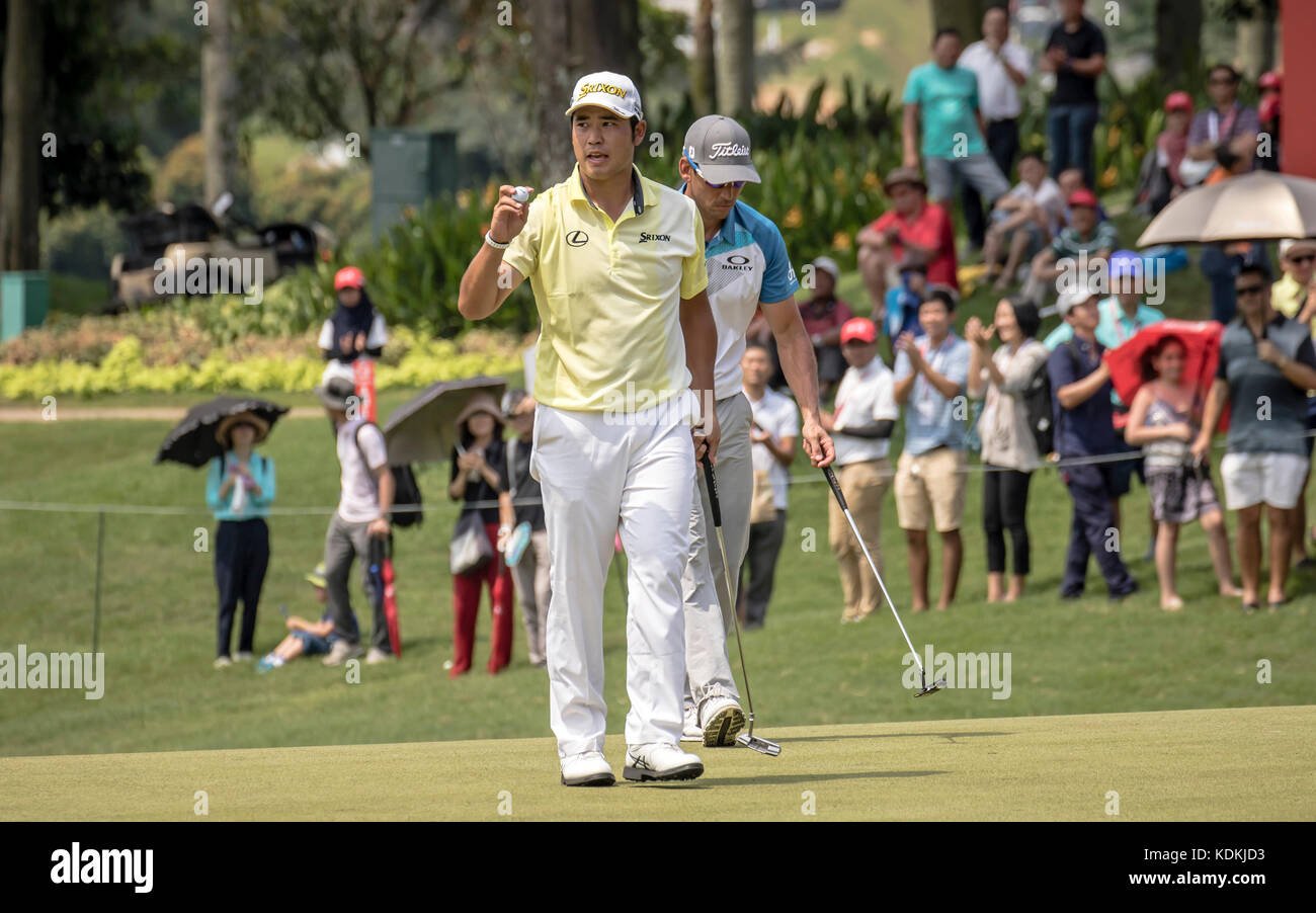Kuala Lumpur, Malasia. El 14 de octubre, 2017. hideki matsuyama recibiendo fuertes aplausos de sus seguidores japoneses en el PGA cimb classic 2017 en Kuala Lumpur, Malasia. © Danny chan/alamy live news. Foto de stock