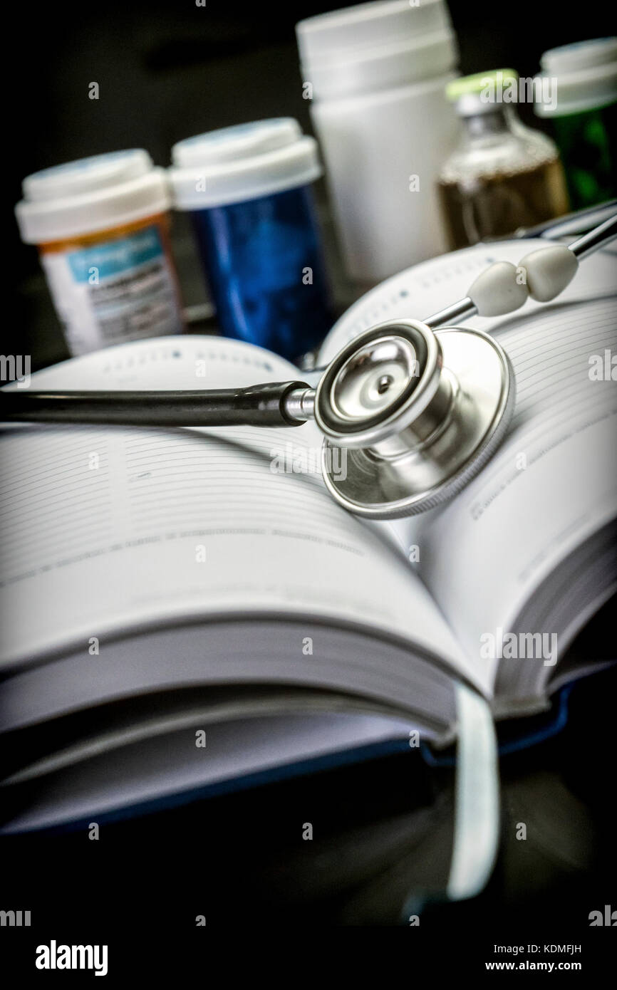 Estetoscopio en un libro de medicina, imagen conceptual Foto de stock