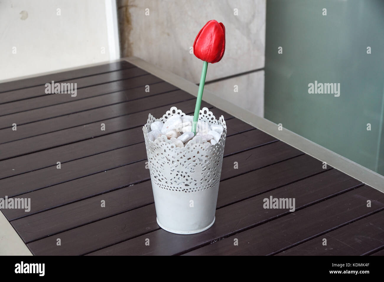 Rojo tulipán de Siam en un jarrón de flores sobre la mesa de madera para la decoración y el interiorismo Foto de stock