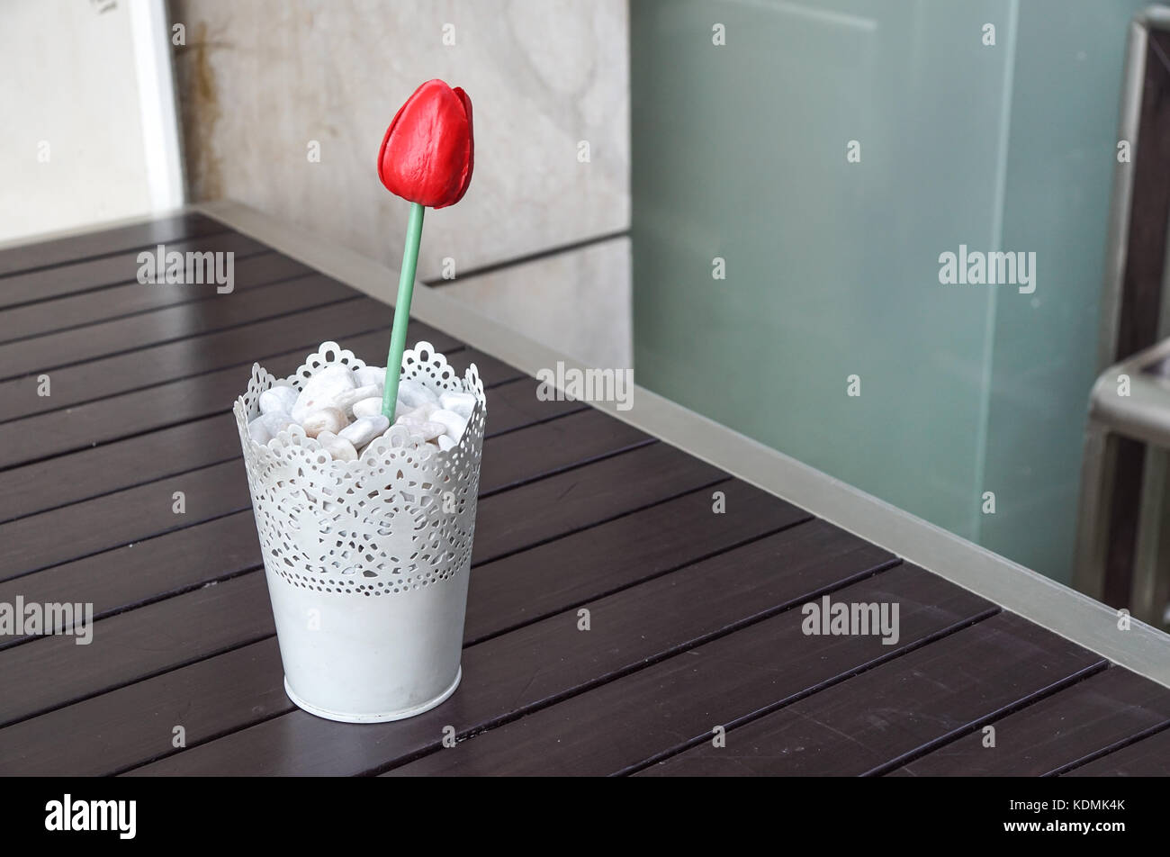 Rojo tulipán de Siam en un jarrón de flores sobre la mesa de madera para la decoración y el interiorismo Foto de stock