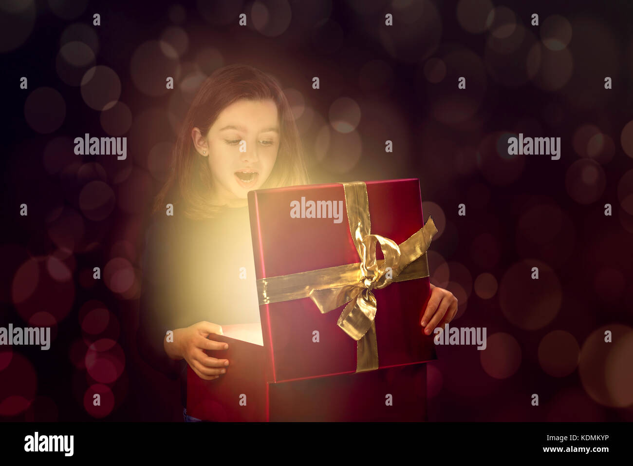 Little Girl abrir una caja mágica con luz saliendo Fotografía de stock -  Alamy