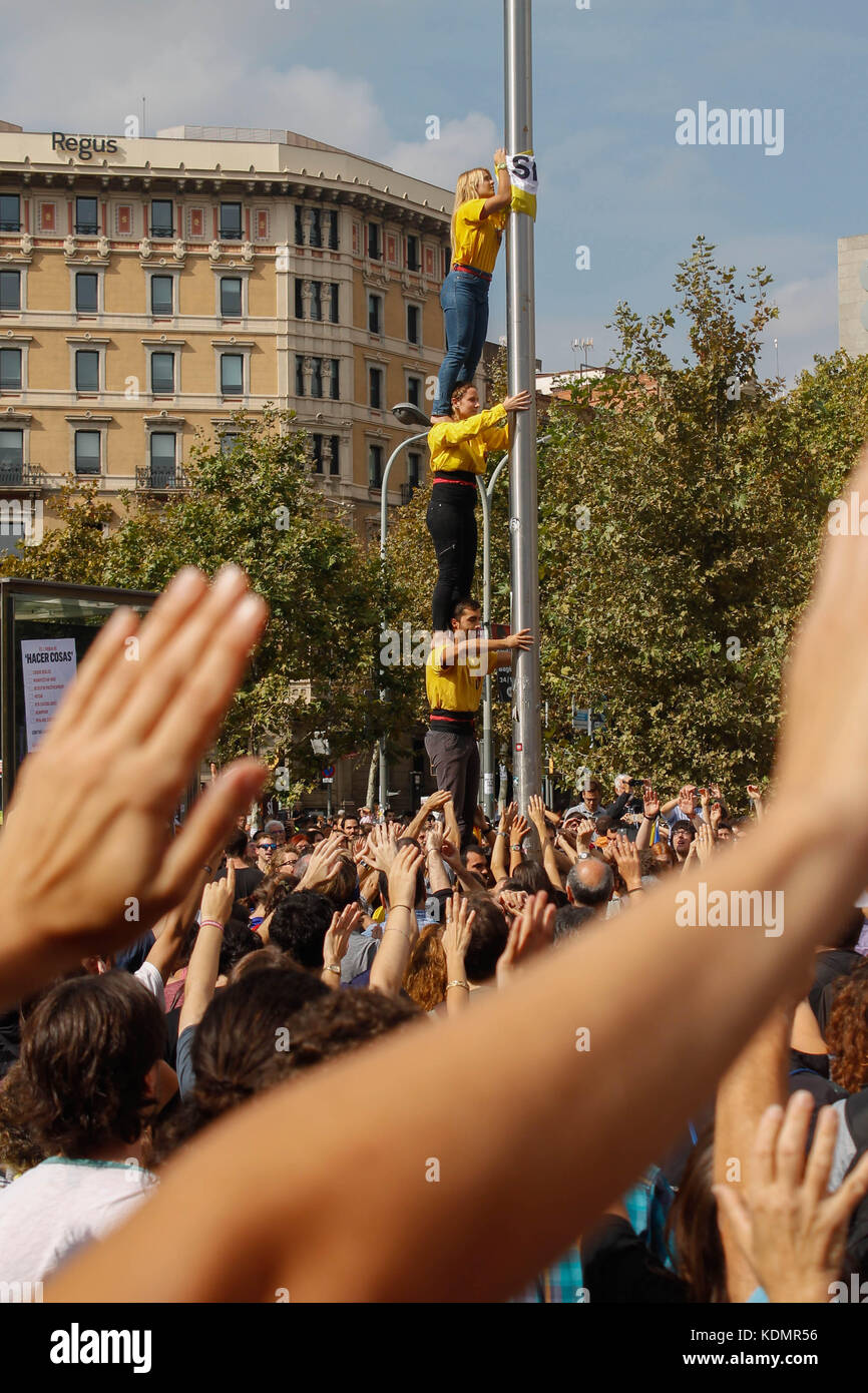 Barcelona, España. 2 de octubre de 2017. Día después del referéndum de Cataluña, los estudiantes protestan contra la violencia policial. Foto de stock