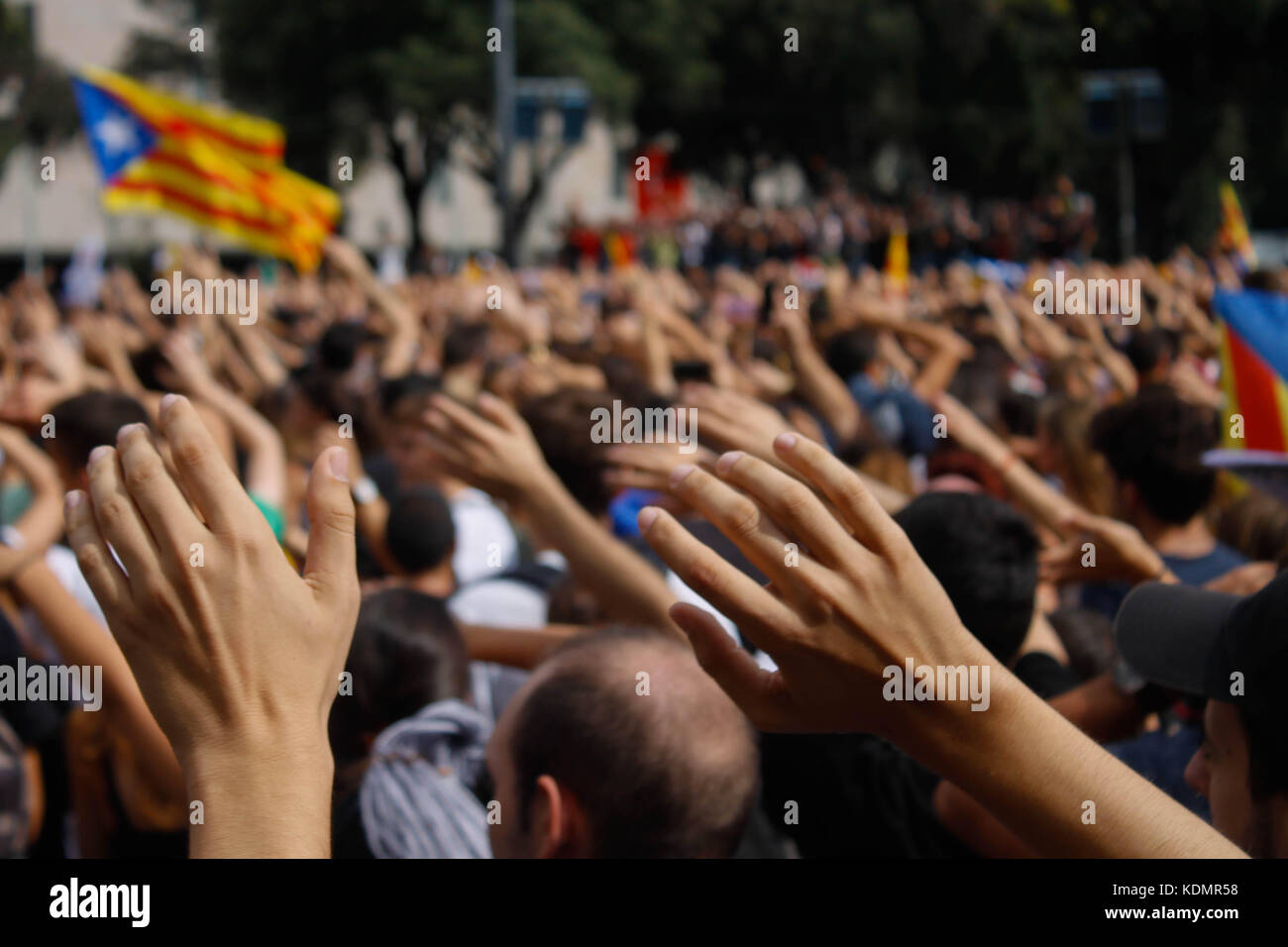 Barcelona, España. 2 de octubre de 2017. Día después del referéndum de Cataluña, los estudiantes protestan contra la violencia policial. Foto de stock