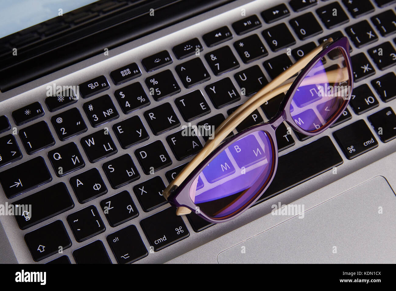 cómo utilizar Larry Belmont temor Gafas con un marco oscuro y los brillos de la lente en el fondo con el  teclado latino y cirílico Fotografía de stock - Alamy