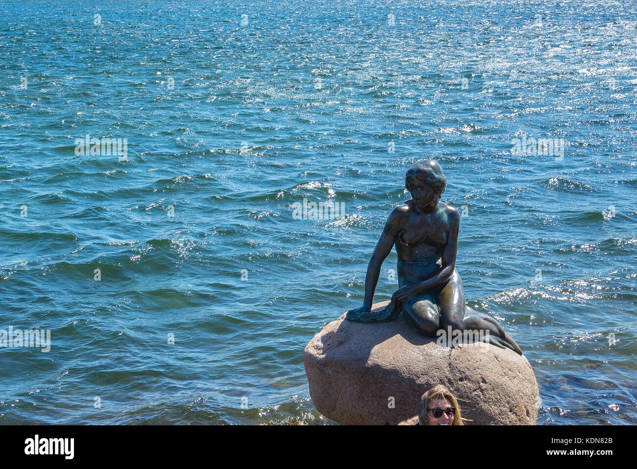 El monumento de la sirenita de Copenhague, Dinamarca. Foto de stock