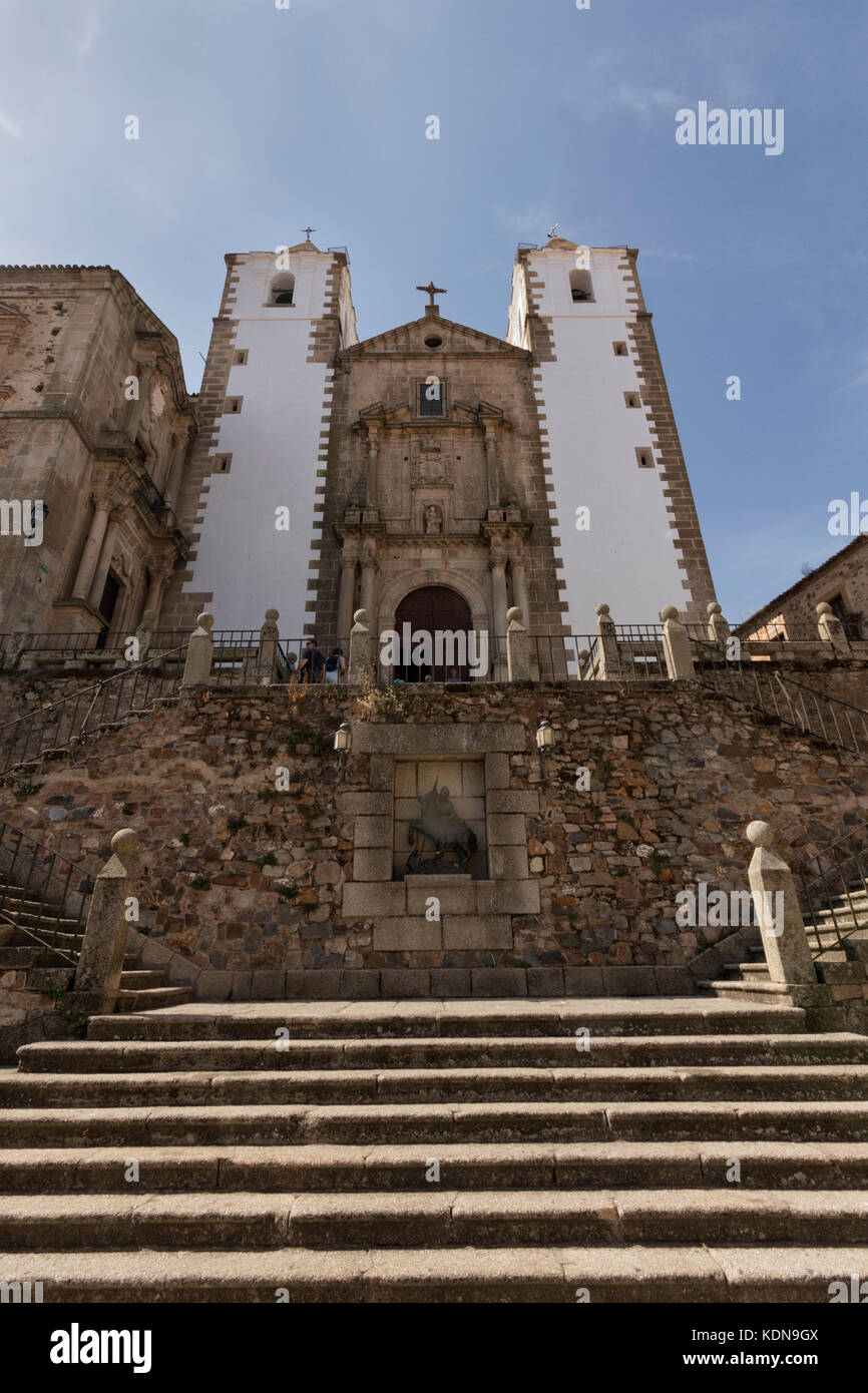 Fachada de la iglesia de San Francisco Javier del casco antiguo de Cáceres (Extremadura). Foto de stock