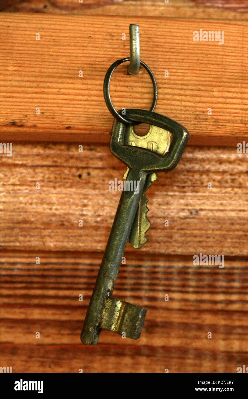 Las llaves de la puerta colgando de la pared de madera Fotografía de stock  - Alamy