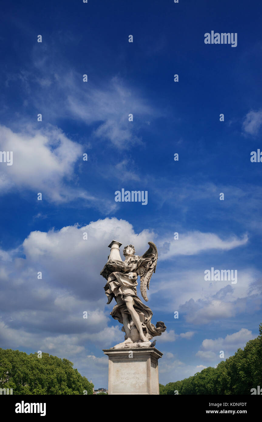 Ángel estatua mira al cielo celestial. Una obra maestra del barroco del siglo XVII en la parte superior del Santo Ángel puente balaustrada, en el centro de Roma. Foto de stock