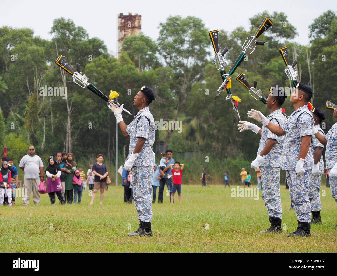 Equipo de la Marina Real de Malasia desde Lumut base tirar y agarrar sus fusiles con bayonetas fijas durante un taladro silenciosa exposición en Malasia. Foto de stock