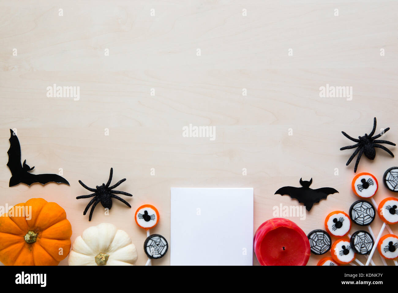 Fiesta de halloween fondo con arañas, murciélagos, dulces y calabazas en madera Foto de stock