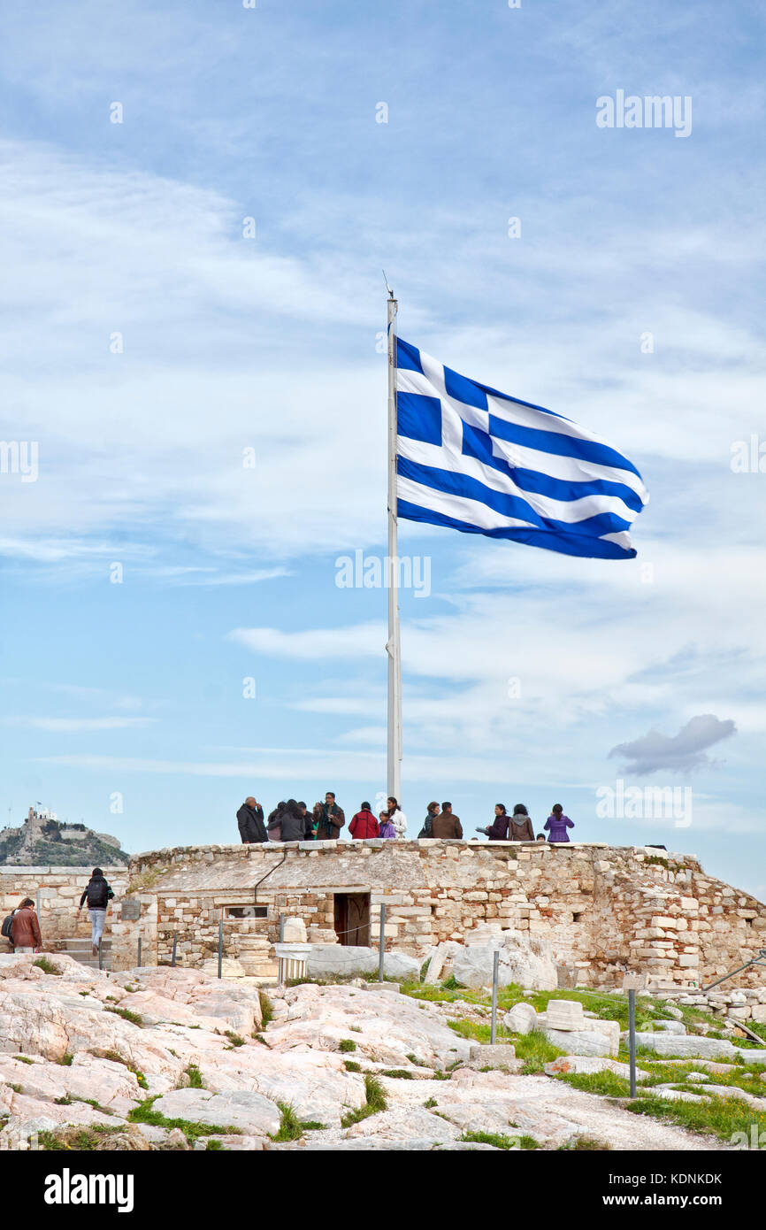 Bandera griega en la Acrópolis de Atenas. Foto de stock