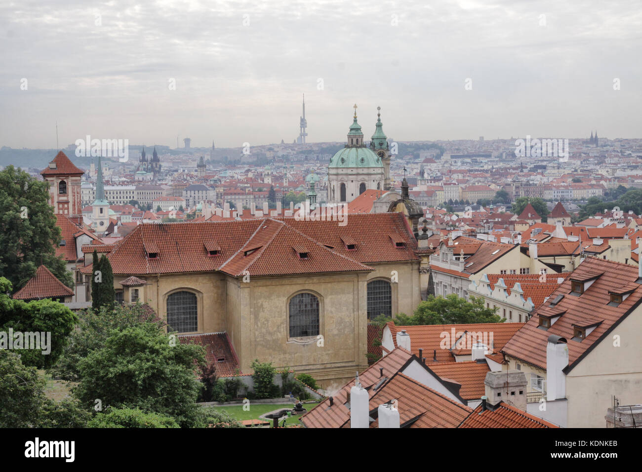 Vista desde el Castillo de Praga hacia el Puente de Carlos. En primer plano está la Iglesia de la Virgen María - en los Teatinos, el Chur temprano-Barroco Foto de stock