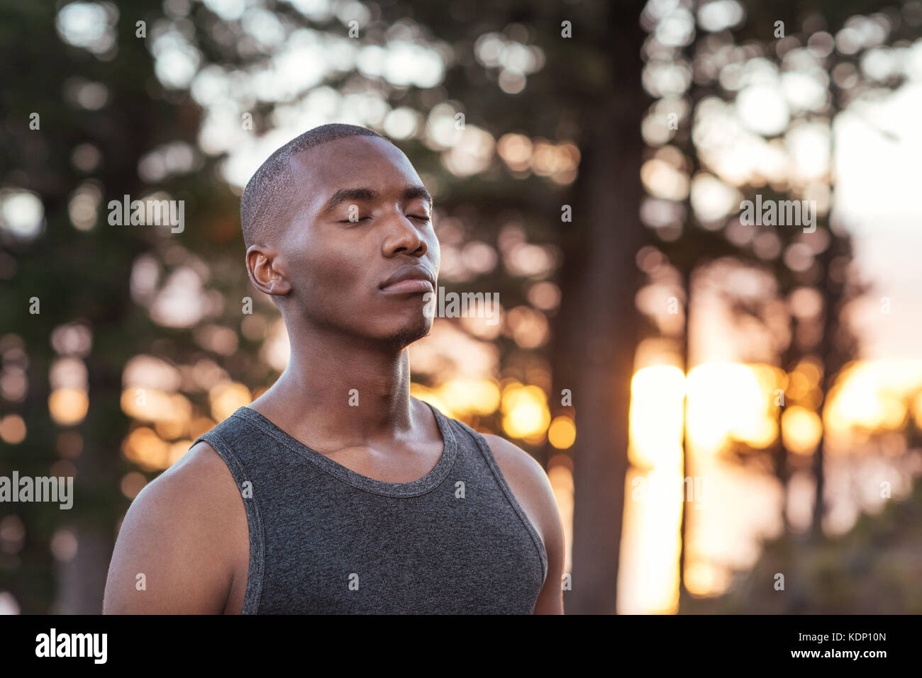 El hombre africano joven obteniendo enfocado para un cross country ejecutar Foto de stock