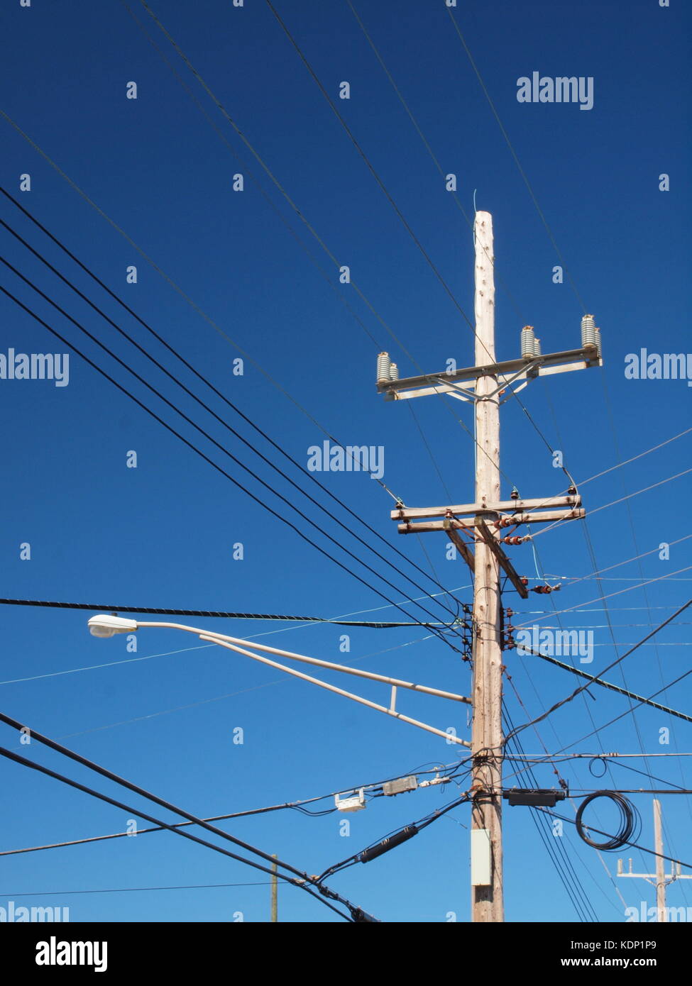 Polo con la utilidad eléctrica, TV cable y teléfono adjuntos en New Jersey  Shore a lo largo de la ruta 35 en Toms River Fotografía de stock - Alamy