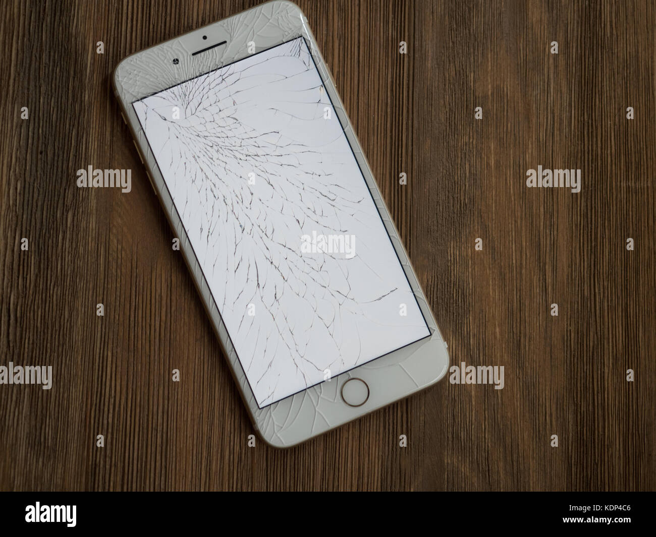 Un destrozado iphone 7 pantalla plus Fotografía de stock - Alamy