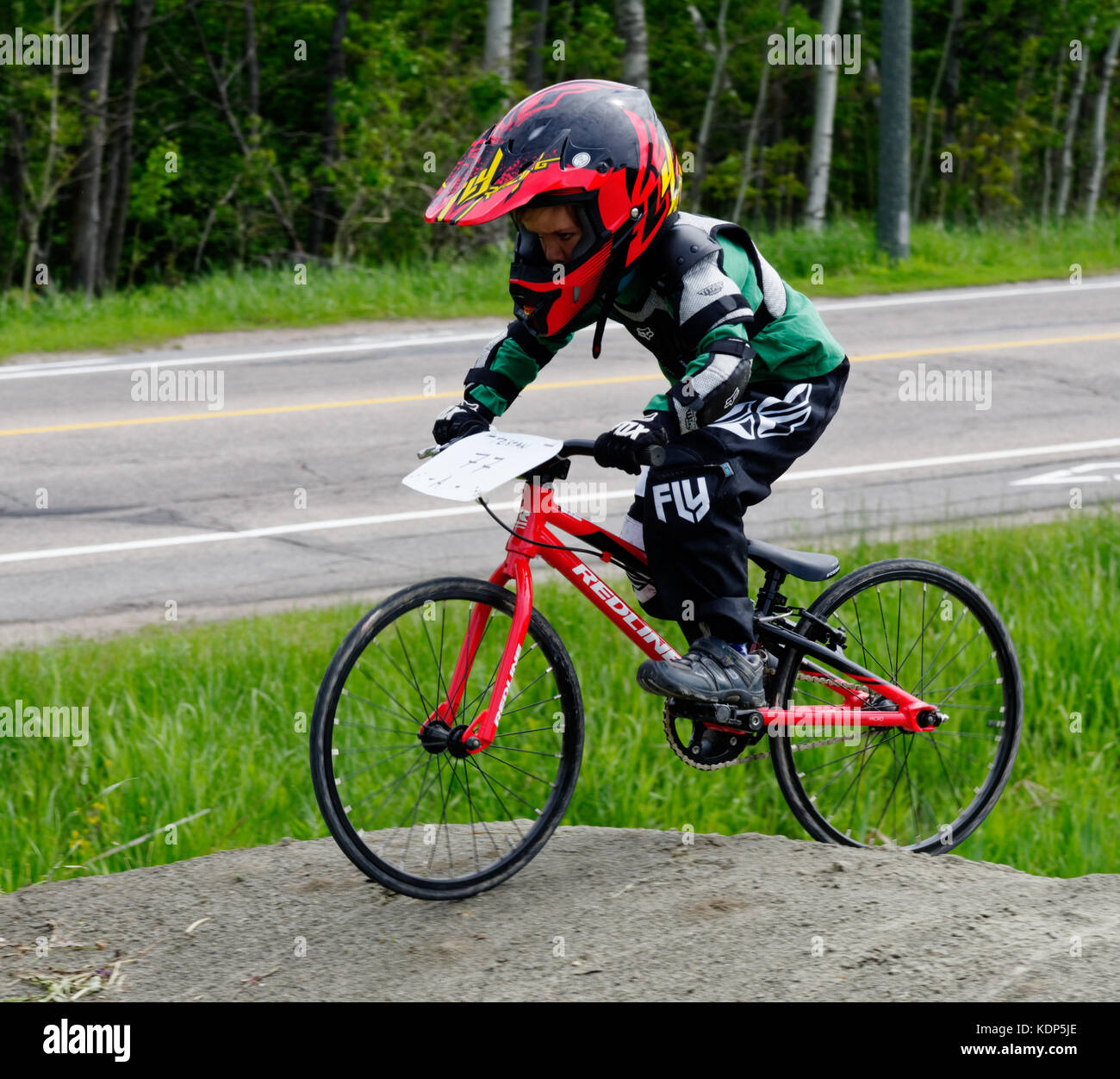 Un niño pequeño (5 años) montando una BMX Fotografía de stock - Alamy