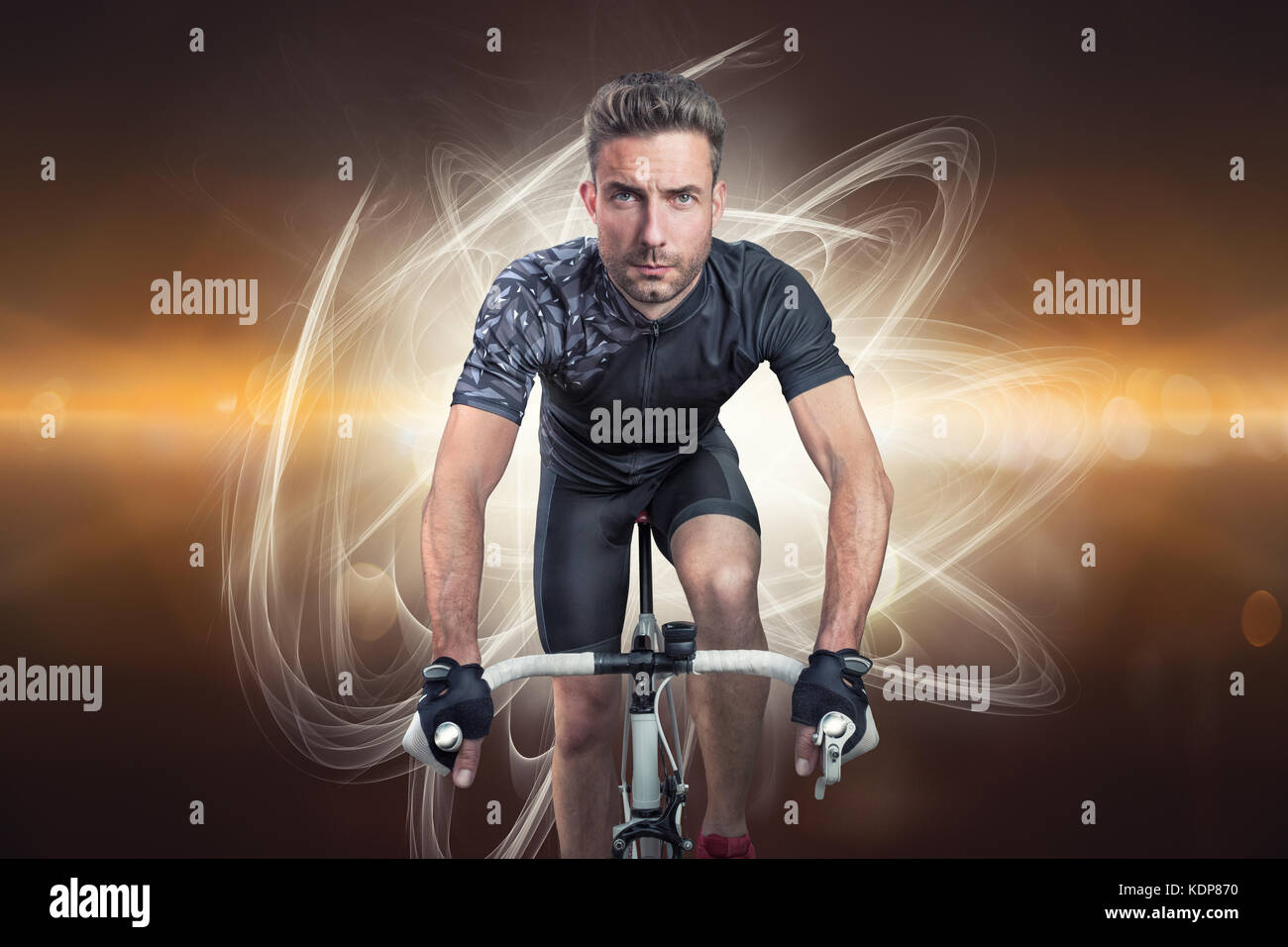 Vista frontal de ciclista con efectos de luz dinámica Foto de stock