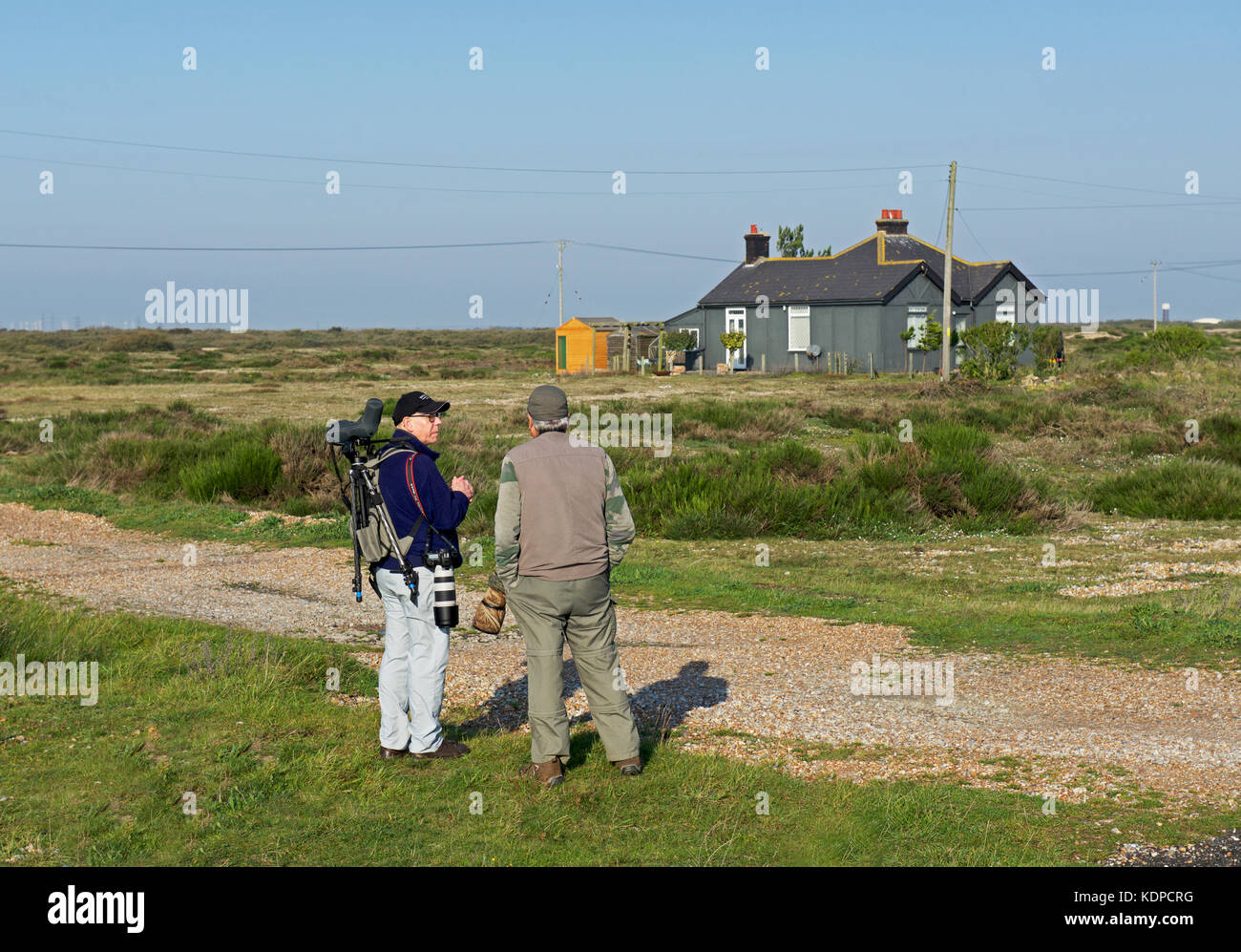 Dos observadores de aves en Dungeness, Kent, Inglaterra Foto de stock