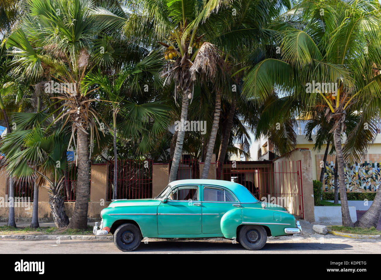 Vintage car Miramar La Habana. Foto de stock