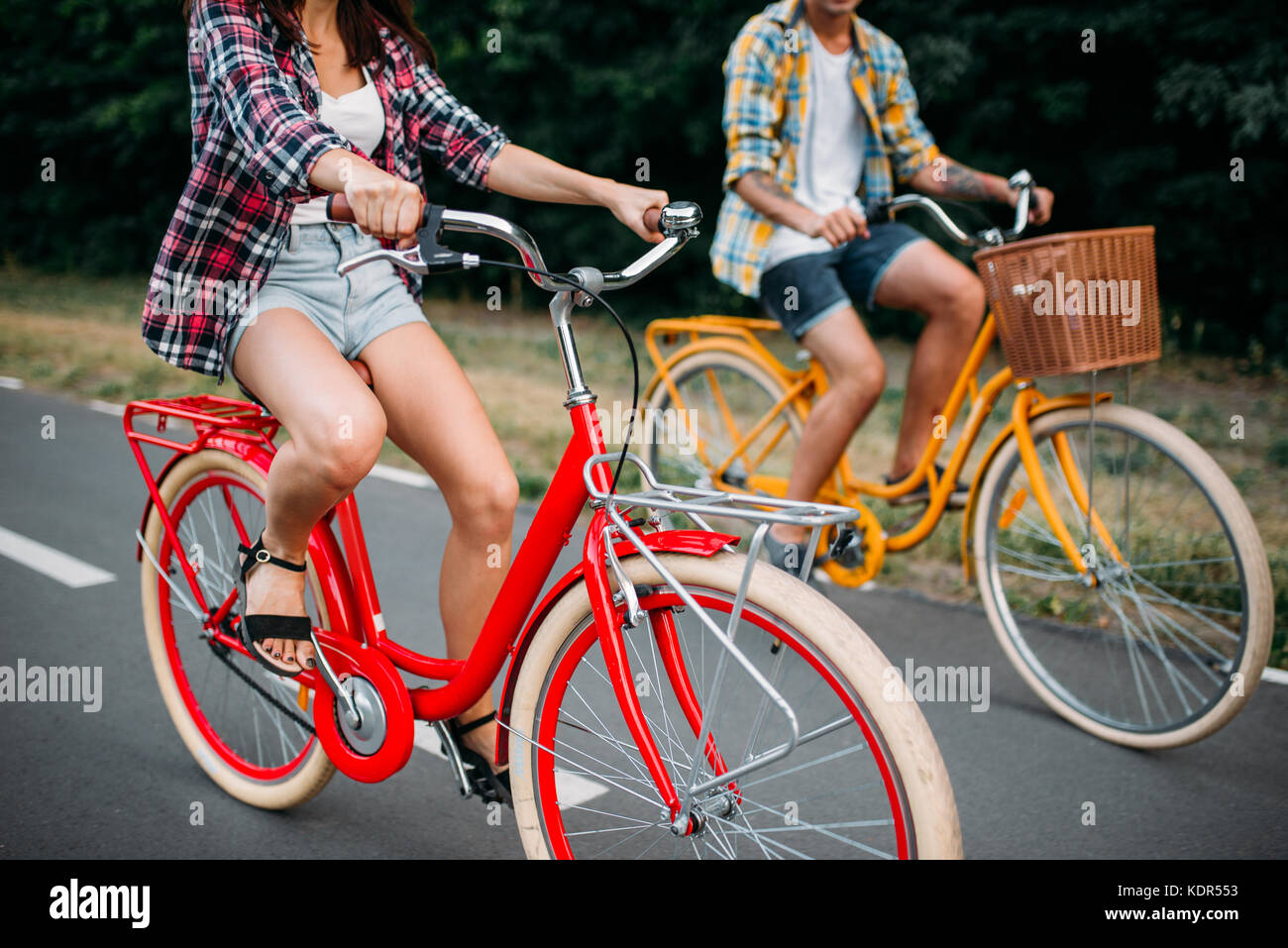 Las personas de sexo masculino y femenino a caballo en bicicletas retro.  pareja en vintage bicicletas. joven y mujer en antiguos ciclos Fotografía  de stock - Alamy