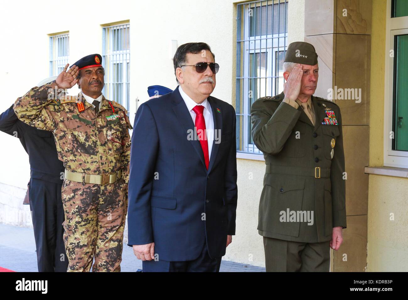 El Primer Ministro libio Fayez al-Sarraj (izquierda) y la infantería de marina de EE.UU comando África Comandante Thomas waldhauser hacer distinciones antes de una reunión en la sede del comando áfrica de EE.UU. Abril 5, 2017 en Stuttgart, Alemania. Foto de stock