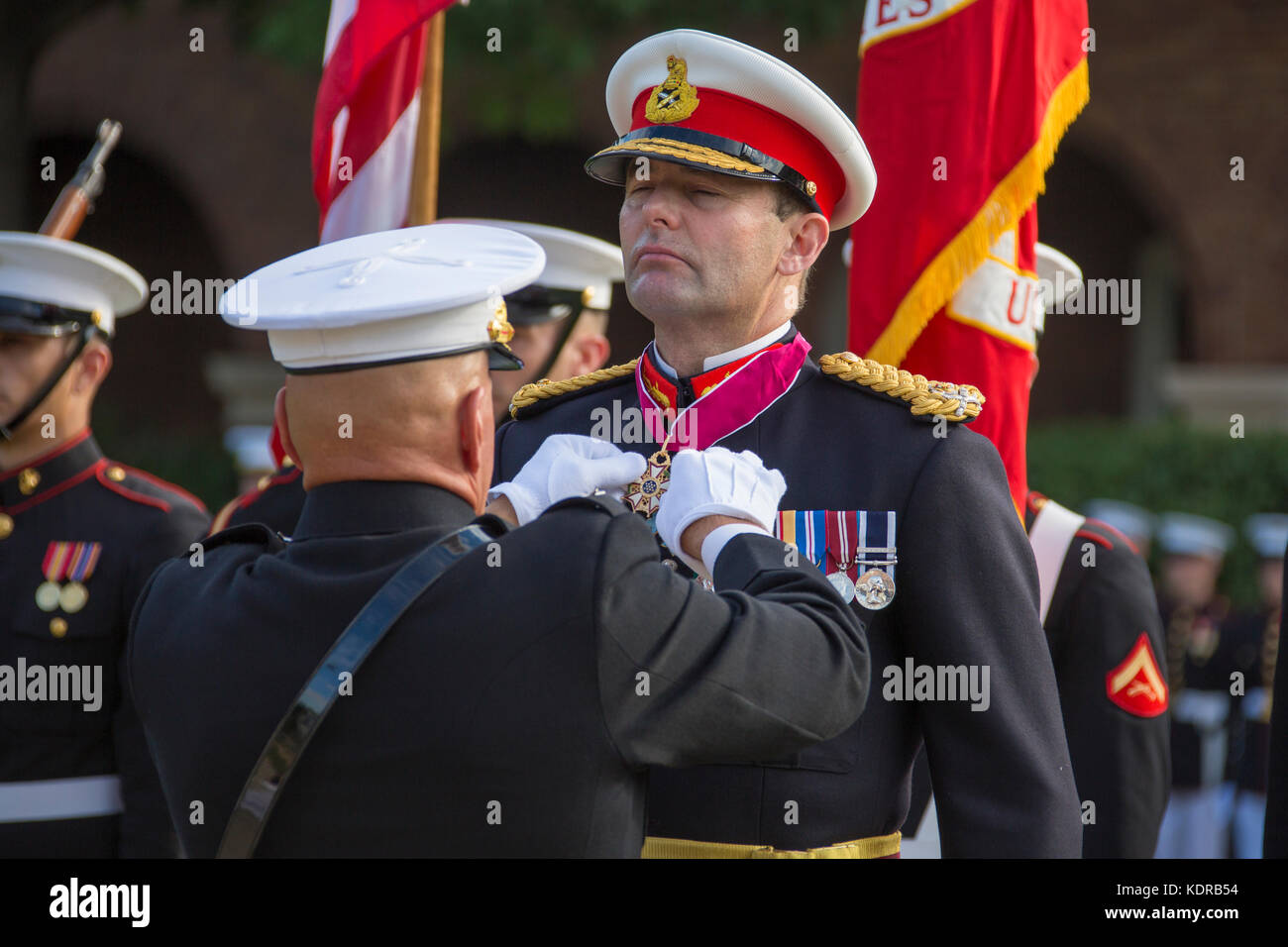 El comandante del Cuerpo de Infantería de Marina de EE.UU. Robert neller premios British Royal Marine Corps comandante general Robert magowan la Legión de Mérito durante una ceremonia con honores en el cuartel de los marines en Washington el 10 de octubre de 2017 en Washington, DC. Foto de stock