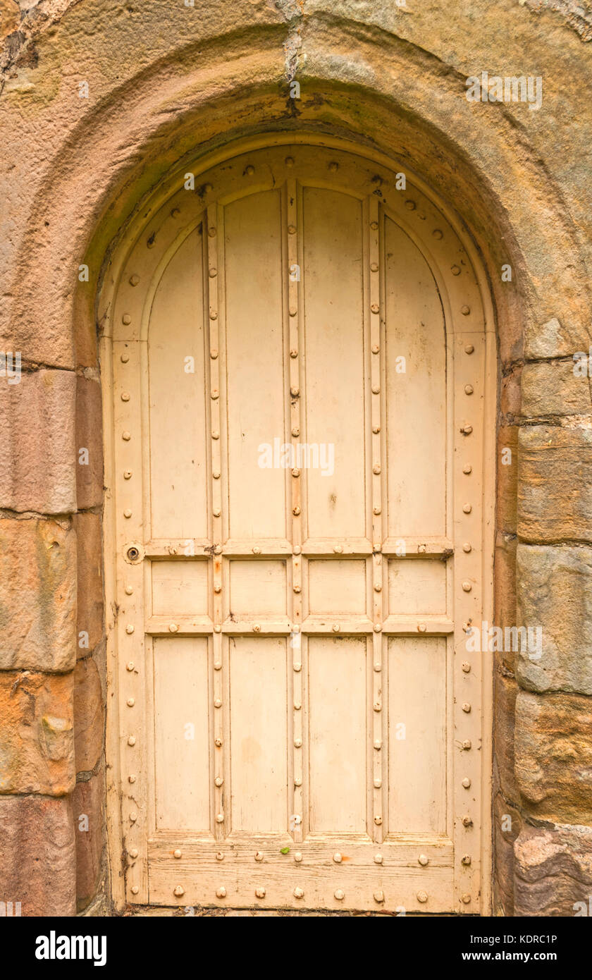 Puerta secreta, puerta fuerte fortificada Foto de stock