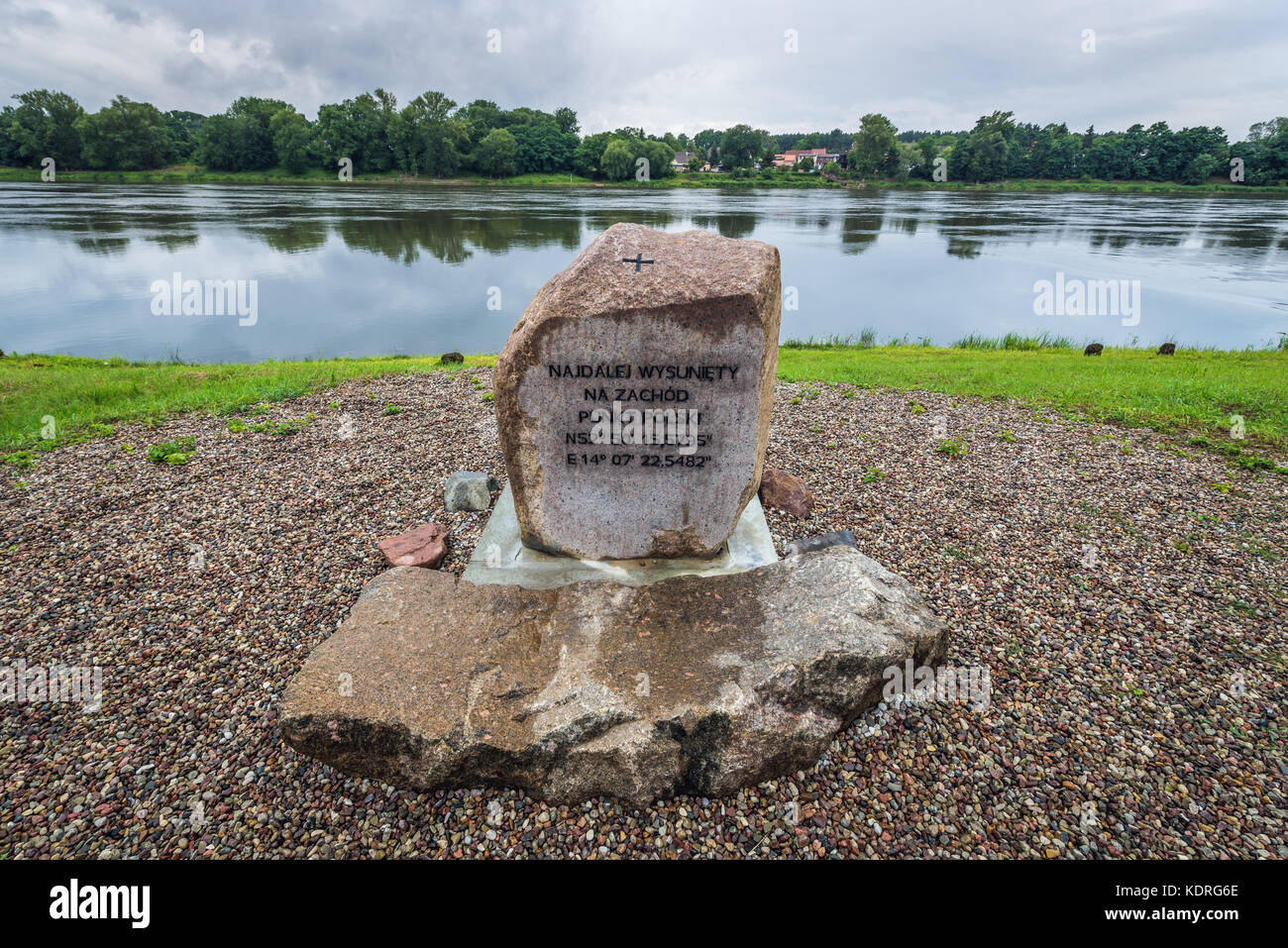 Una piedra marcada el punto más occidental de Polonia en el río Oder cerca de Osinow Dolny pueblo en Voivodeship Pomeranian occidental Foto de stock