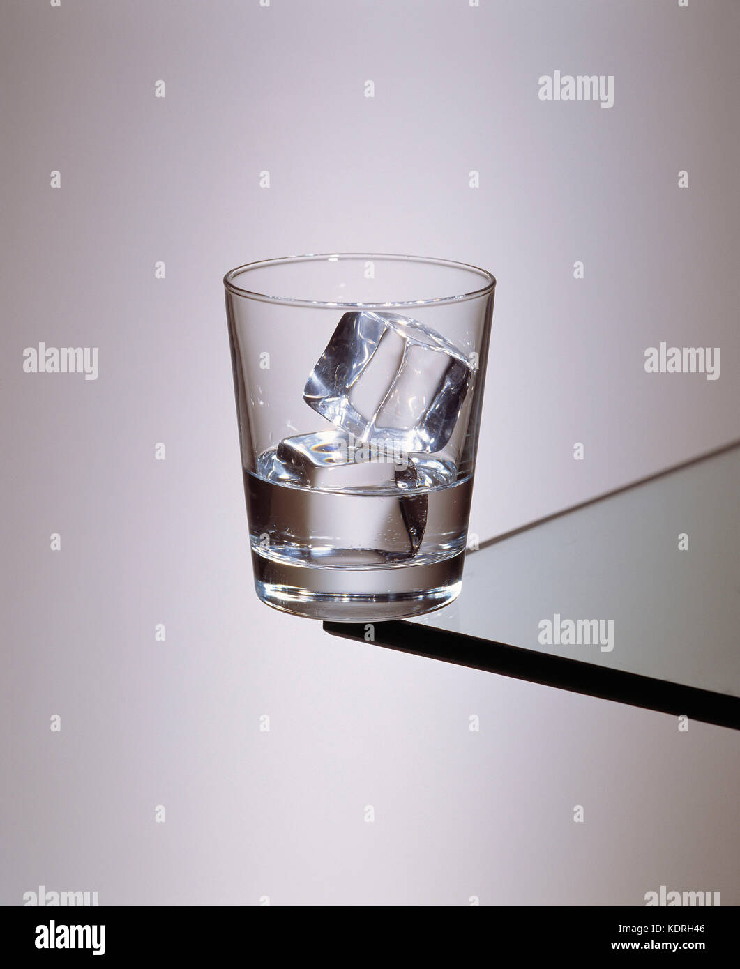 Still life. Vaso de vidrio blanco de espíritu con hielo. Foto de stock
