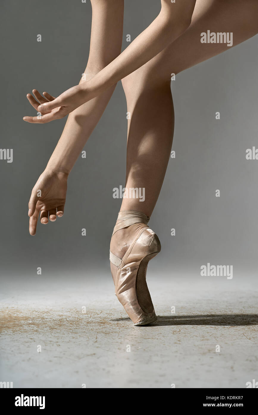 Bailarina de ballet posando en el studio Foto de stock