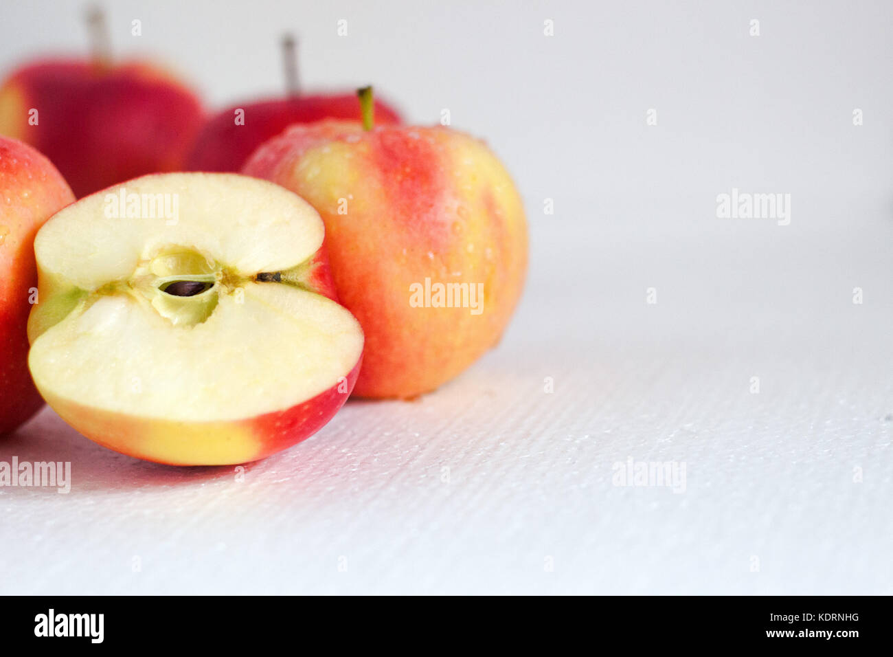 Manzana roja, media manzana y trimestre apple sobre fondo blanco. concepto de comida saludable Foto de stock