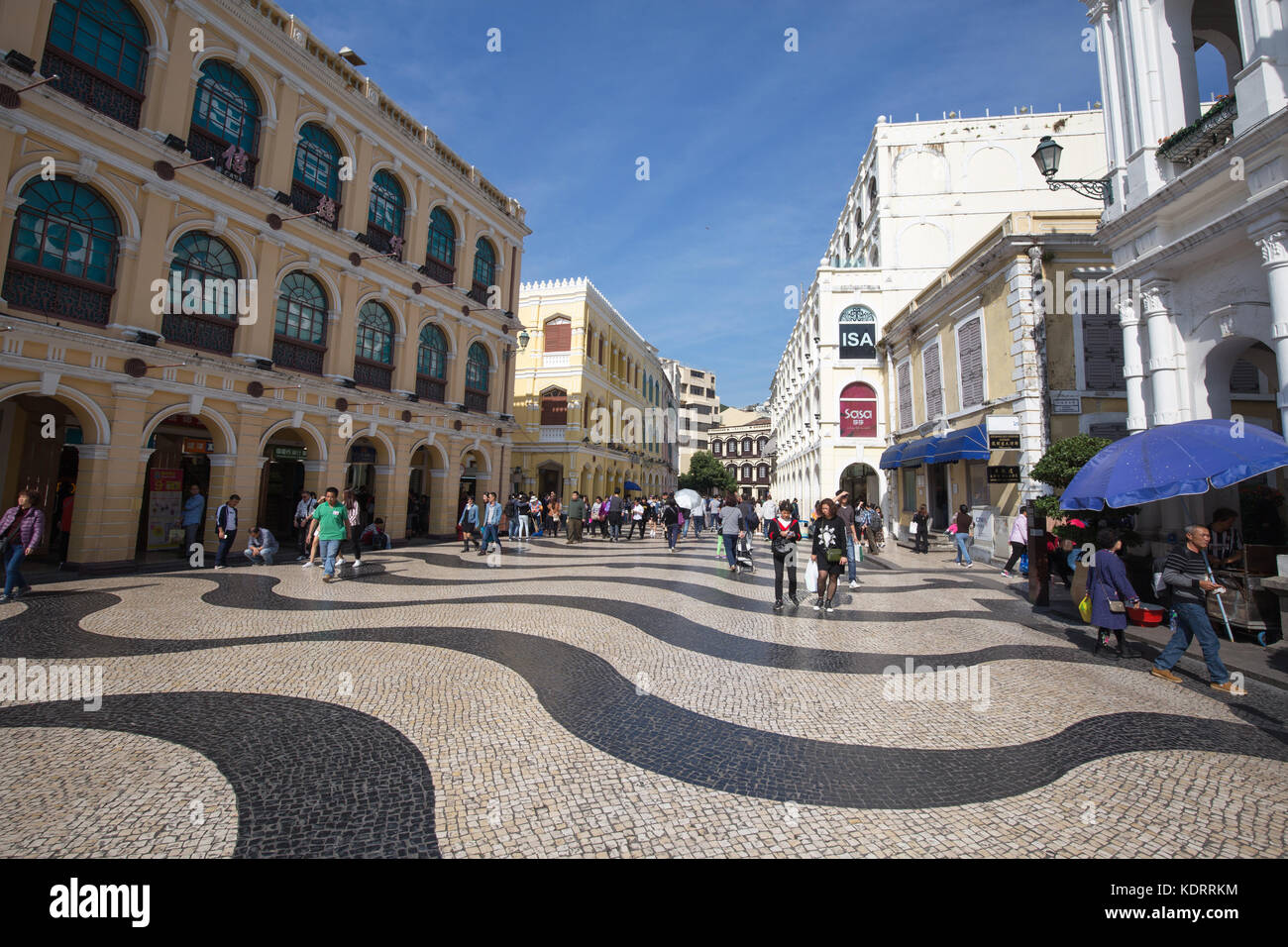 Macao, China - feb,17,2017:la plaza del senado, o la plaza del senado es una plaza pavimentada en Macao, China y parte de la unesco centro histórico de Macao w Foto de stock