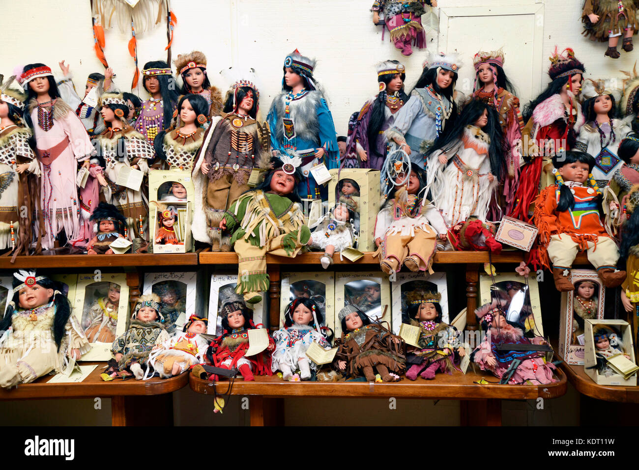 Las muñecas que representan a los nativos americanos se venden en la cosa,  una parada de viaje, a lo largo de la Interestatal 10 al este de Willcox,  Arizona, Estados Unidos Fotografía