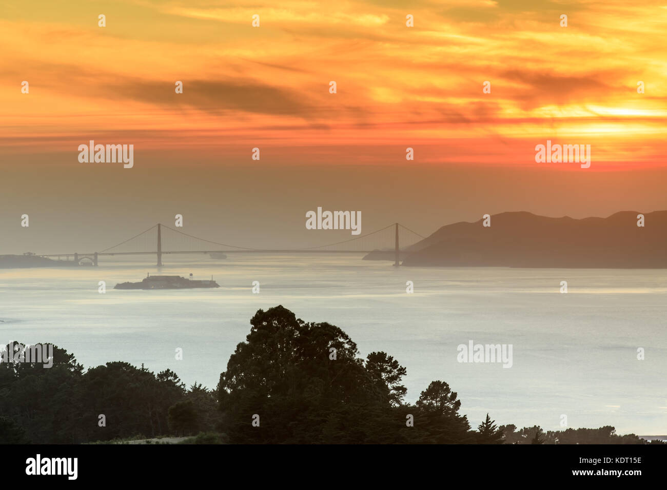 Fiery smoky atardecer sobre el puente Golden Gate. Foto de stock