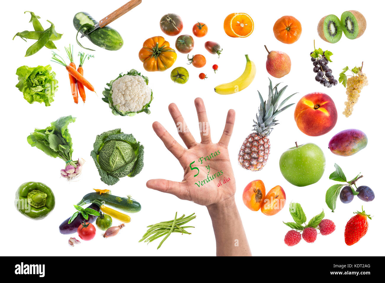 Concepto de alimentos sanos, diversas frutas y verduras para comer cinco un día escrito en una mano en el medio sobre fondo withte Foto de stock